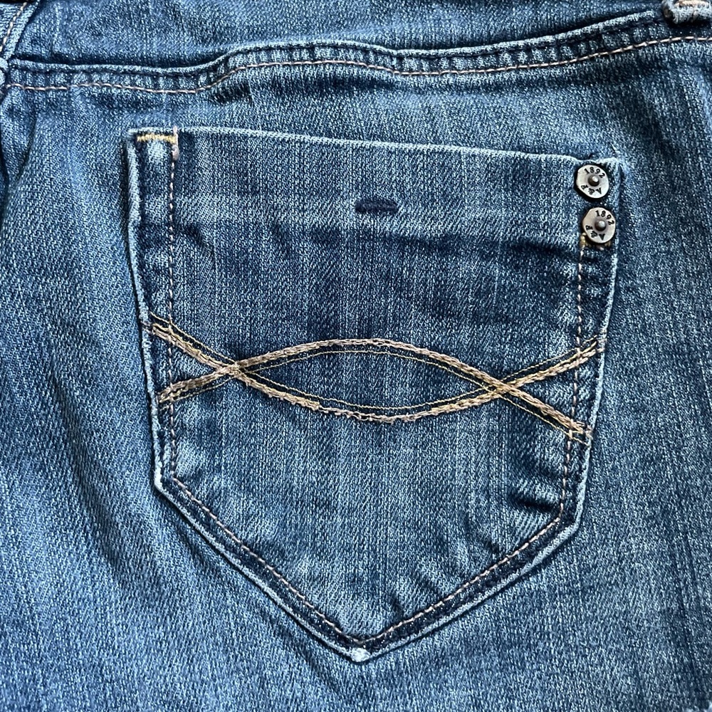 Gently Used!
Abercrombie & Fitch Women’s Denim Shorts, Size 2 - Picture 3 of 5